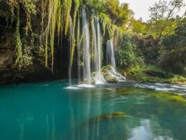 Yeşilin ve suyun buluştuğu Kurşunlu Şelalesi, Antalya’nın saklı cennetlerinden biridir.