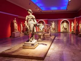 Bölgenin en büyük arkeoloji müzesi olan Antalya Müzesi, özellikle Roma dönemi heykelleriyle ünlüdür.